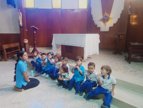 Parvulos en la capilla